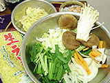 材料のラーメン、椎茸、えのき、野菜など