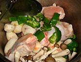 里芋などを圧力鍋の中でサラダ油で炒めます。
