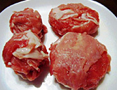 大根・里芋に小麦粉をまぶし、塩・コショウで下味を付けた豚肉を巻き付ける。