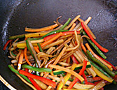 しょうゆと野菜を加えて炒め合わせる。