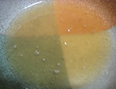 沸騰した水に鶏がらスープの素を入れて、塩、こしょうを入れた様子