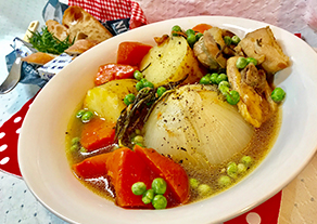 春野菜と鳥もも肉ぶつ切りのコンソメスープ煮