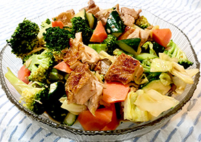 カリカリもも肉ソテーとたっぷり春野菜のサラダ 、完成