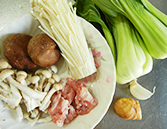 豚肉、エノキ茸、生椎茸、しめじ、ニンニク、青梗菜。