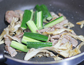食材に焼き色がついたら胡瓜を加えて軽く炒め、みりん、醤油を加えてさらに炒める様子