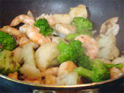 エビとホタテに火が通ったら野菜を加え、塩胡椒で味を整え、炒める。