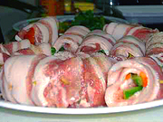 豚肉に切った野菜を適量並べまいていき、最後にパスタをつかって肉が開かないようにさす。