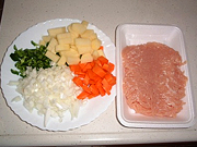 【材料】ピーマン、じゃが芋、ニンジン、タマネギ、鶏ひき肉