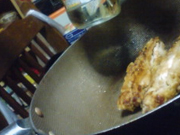 揚げた鶏肉に塩コショウと酢と練乳を絡ませたものに絡ませます。