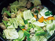 フライパンで鶏もも肉と野菜を炒める。