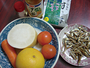 【材料】大根、人参、トマト、グレープフルーツ(夏ミカンでもOK)、煮干し、すし酢ほか